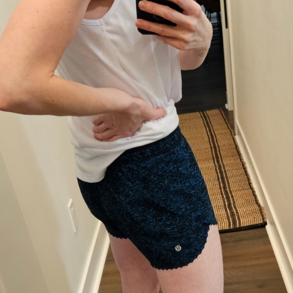 Lululemon Womens Blue Black Abstract Drawstring Waist Athletic Shorts Size 4 - Picture 2 of 8